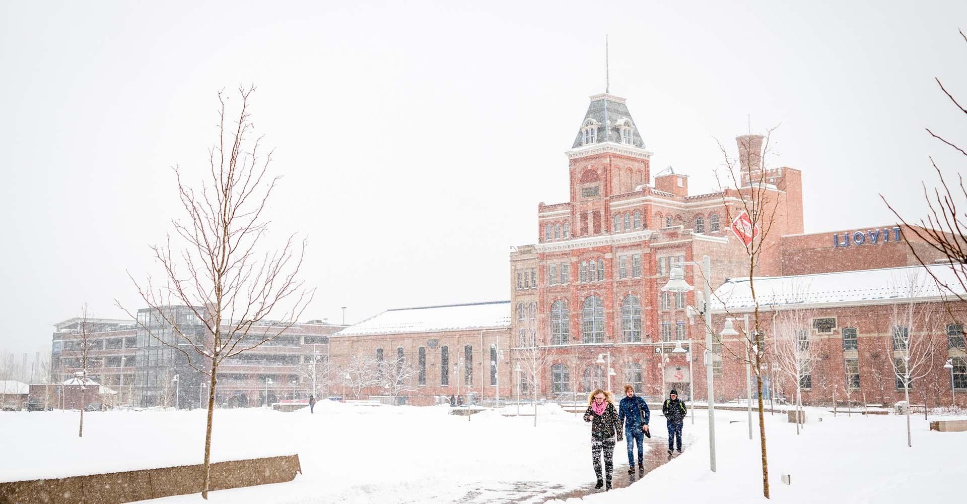 Tivoli学生会在一个下雪天在Auraria校园.